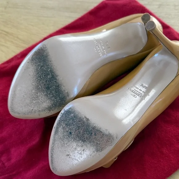 Valentino Women's Tan Patent Bow Heels - Picture 5 of 7